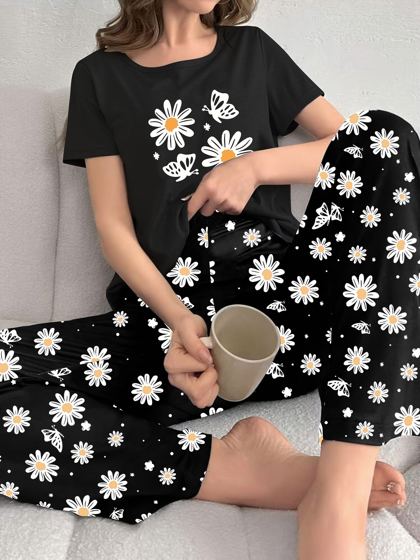 Cute daisy print Women's sleepwear set with short sleeved top and long pants