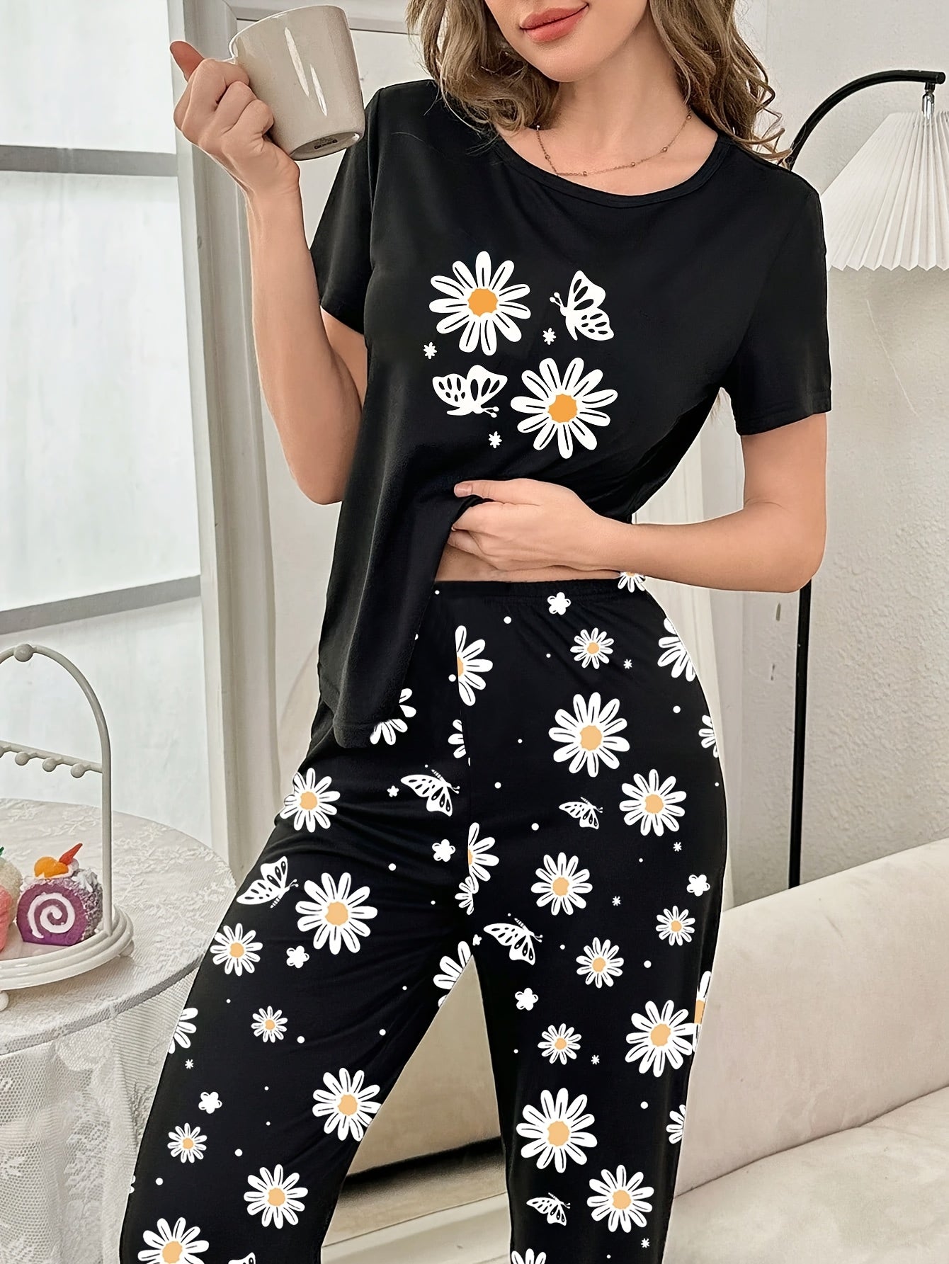 Cute daisy print Women's sleepwear set with short sleeved top and long pants